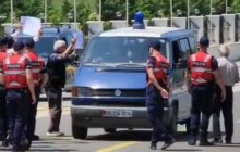 الشرطة تداهم معسكر إرهابيي منظمة مجاهدي خلق في ألبانيا ، وتستولي على أجهزة كمبيوتر