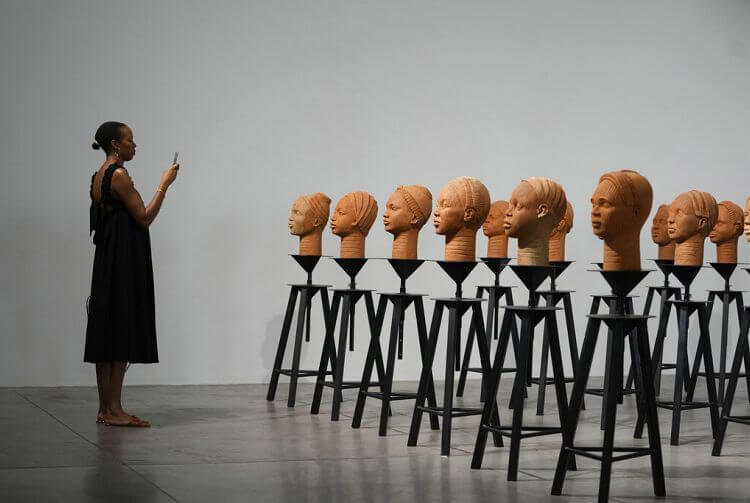 بعد 9 سنوات ، تذكر فتيات نيجريا المفقودات في معرض فني