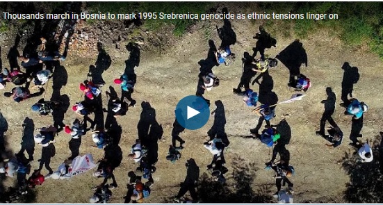 سار الآلاف في البوسنة لإحياء ذكرى الإبادة الجماعية في سريبرينيتشا عام 1995 مع استمرار التوترات العرقية
