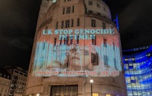 نشطاء يعرضون صورا لضحايا حرب اليمن في مبنى بي بي سي في لندن