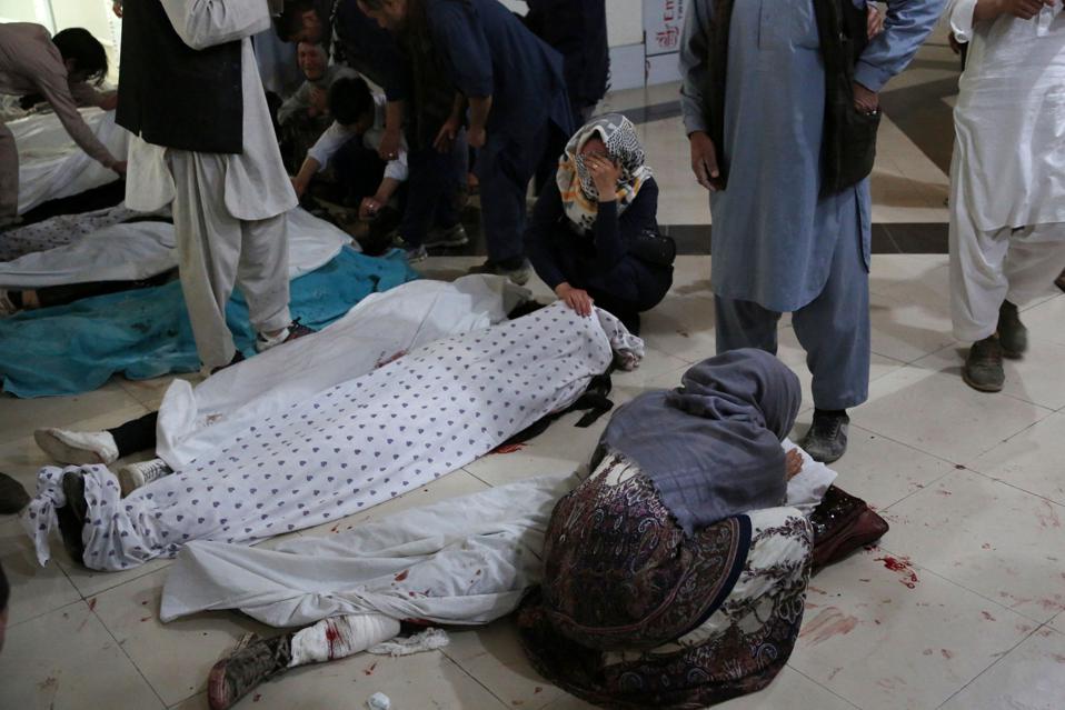 استشهد 58طالبات في انفجار إرهابي في مقابل مدرسة البنات في أفغانستان