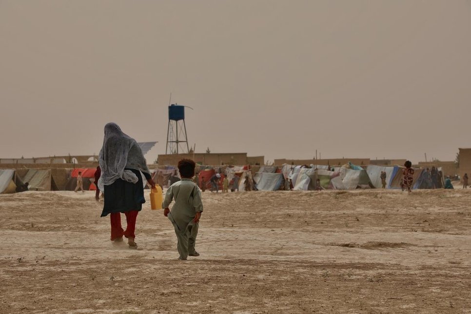 المفوضية تحذر من أن الصراع في أفغانستان يطال تأثيره النازحين من النساء والأطفال