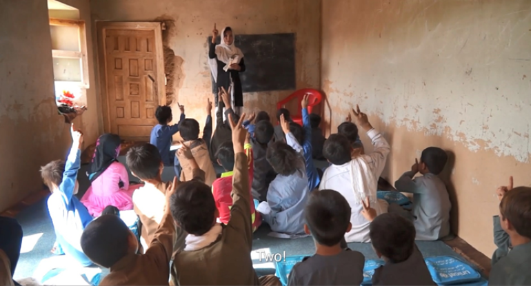 تقدم اليونيسف الدعم لجميع معلمي المدارس العامة في أفغانستان لمدة شهرين