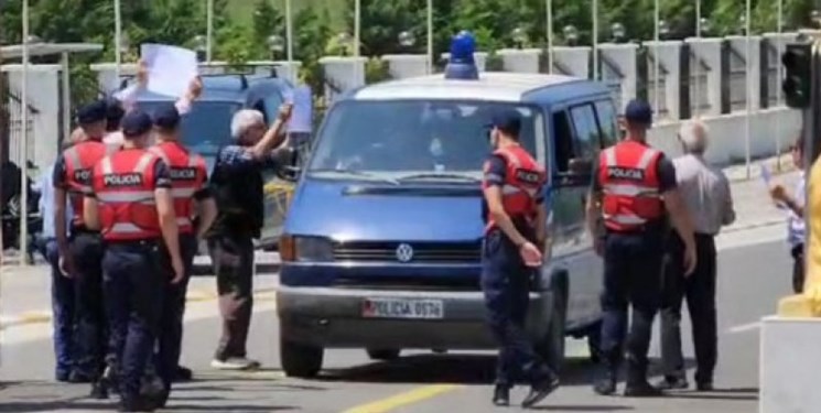 الشرطة تداهم معسكر إرهابيي منظمة مجاهدي خلق في ألبانيا ، وتستولي على أجهزة كمبيوتر